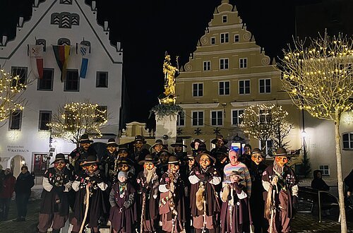 Entstauben der Masken der "Huaderle"